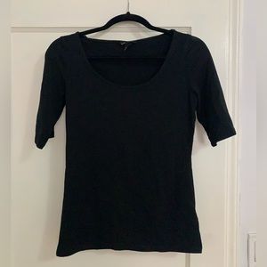 H&M- circle neckline tee🖤